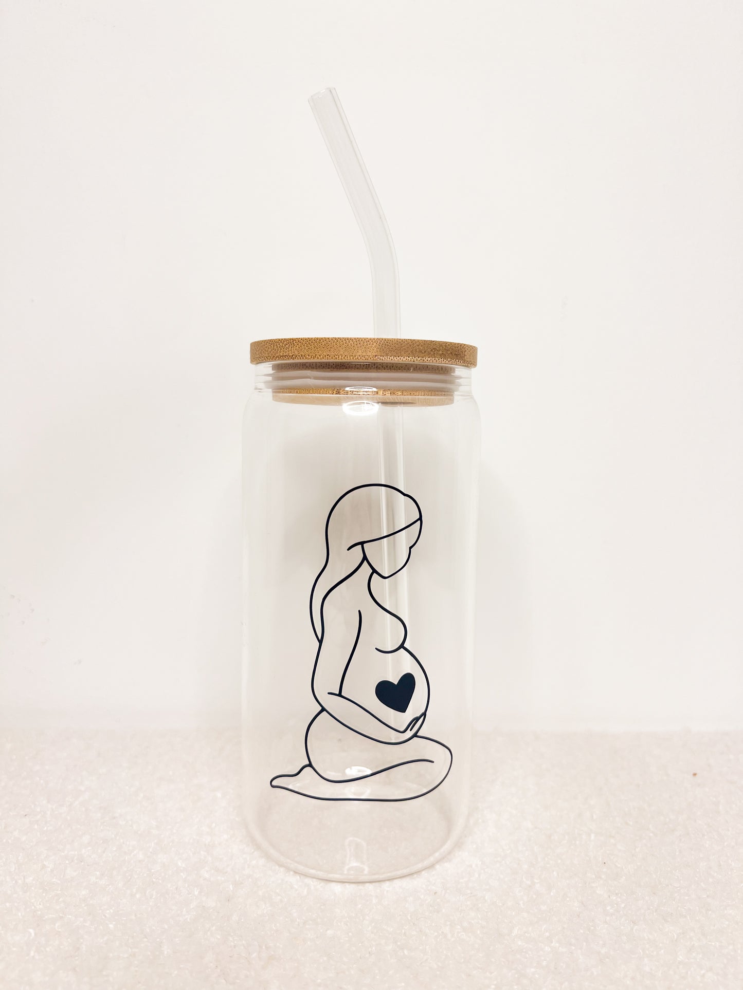 Glasbecher mit Glasstrohalm - Liebe im Bauch